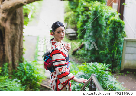 浴衣的女性上半身 浴衣的女性上半身 70216869