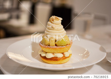 Beautiful cakes from a high-class pastry shop in Ginza, the taste of autumn, and the profile of a tart made with pear. Travel, destination, Silver Week, 70216915