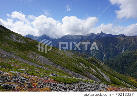 從Jonendake峰頂附近的山路到Yarigatake Hotaka 從Jonendake峰頂附近的山路到Yarigatake Hotaka 70218327