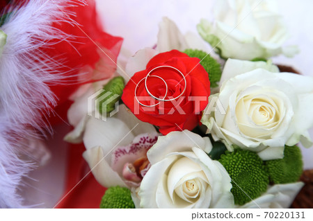 Wedding rings on bride's bouquet Wedding rings on bride's bouquet 70220131