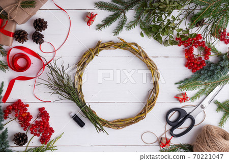 Tutorial easy Christmas wreath of blueberry branches. Step by step instruction 70221047
