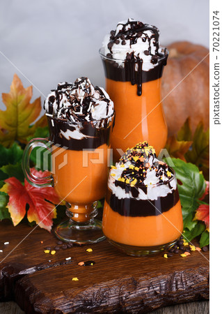 Pumpkin chocolate beverage 70221074