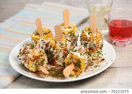 Spicy corn on the cob in spices 70221075