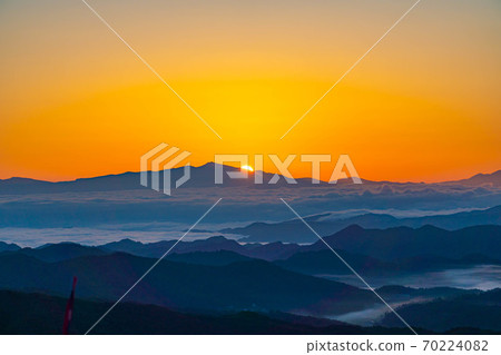 Image of the first sunrise: Sea of clouds and sunrise in the mountains [Nagano Prefecture] 70224082