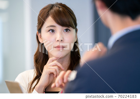 Business woman having a meeting 70224183
