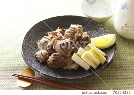 Grilled gizzards and green onions with black pepper 20 70224222