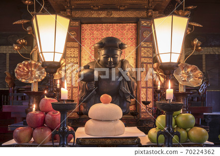 [Ueno, Tokyo] Daikokuten's sculpture and New Year's rice cake holding a hammered gavel enshrined at the Seven Lucky Gods' Gokokuin in Kaneiji, Ueno. 70224362