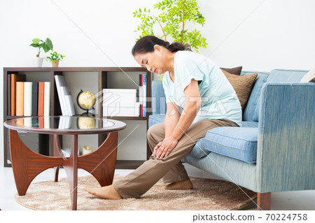 Senior women suffering from knee pain 70224758