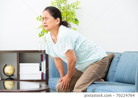 患有膝蓋疼痛的高級婦女 70224764