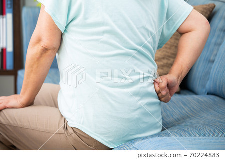飽受背痛困擾的老年婦女〉 70224883