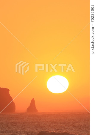 Vertical composition of candle rock and sunrise 70225002