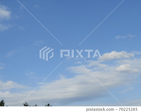 在藍天的白色雲彩在秋天 在藍天的白色雲彩在秋天 70225265