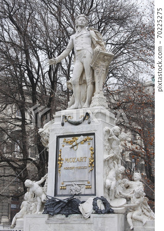 Mozart Statue in Wienwrug Park 70225275