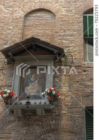 在中世紀的歐洲城市，意大利錫耶納歷史中心的一條小巷的牆上的聖母和基督的照片 70225793