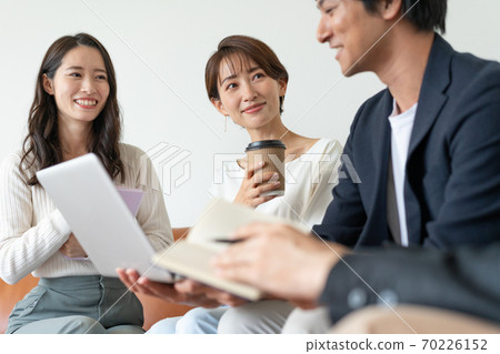在營業所開會女老闆盯著下屬 70226152