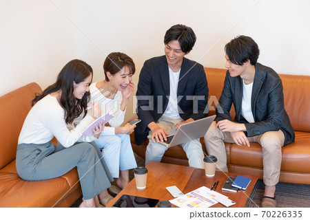 商務辦公中的友好會議現場 商務辦公中的友好會議現場 70226335