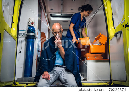 ambulance oxygen mask