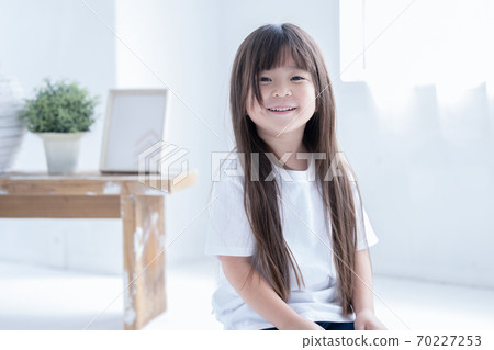 一個女孩坐在地板上的肖像 70227253