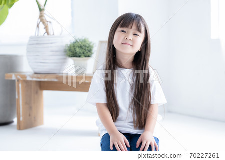 一個女孩坐在地板上的肖像 70227261