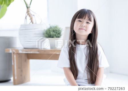 一個女孩坐在地板上的肖像 70227263