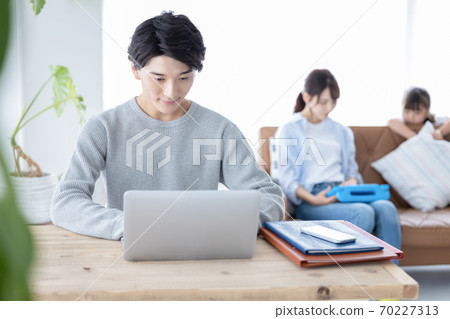 Family image Telecommuting Family image Telecommuting 70227313