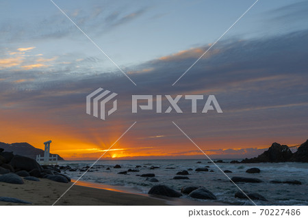 福岡縣伊藤島市的“櫻井Futtigura的Meotoiwa”在日落時 70227486