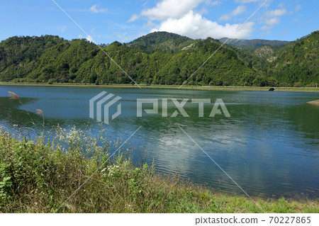 Autumn water surface and mountains-Lake Tadami, Tadami Town, Fukushima Prefecture Autumn water surface and mountains-Lake Tadami, Tadami Town, Fukushima Prefecture 70227865