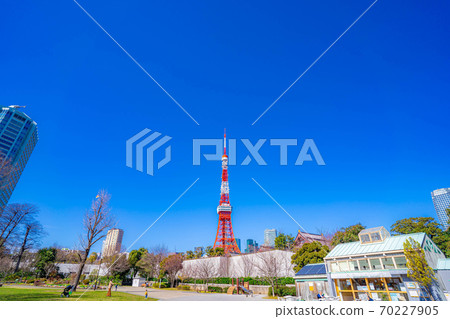 Tokyo Tower seen from Shiba Park [Tokyo] 70227905