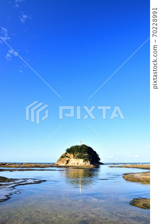 Tenjinzaki Lighthouse in the morning 70228991