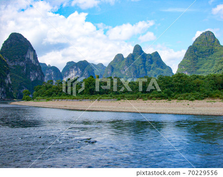 晴天在桂林順河而下 晴天在桂林順河而下 70229556