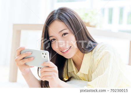 Young woman, smartphone, portrait, room Young woman, smartphone, portrait, room 70230015