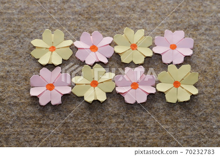 摺紙製成的粉色和黃色花朵 70232783