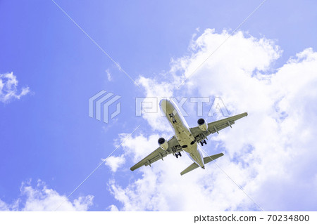 飛機在巴西航空工業公司E190上方飛行 飛機在巴西航空工業公司E190上方飛行 70234800