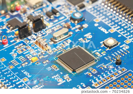 半導體LSI和晶體振盪器_板子圖片_藍色抗蝕劑板 70234826