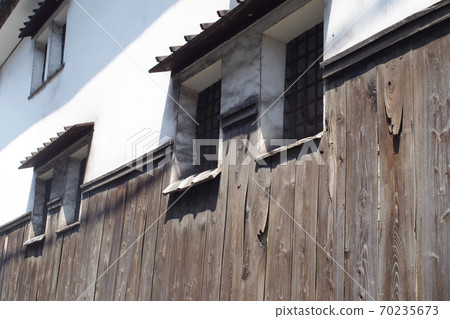 View of the walls and windows of a merchant house in Tomo no Tsu 70235673