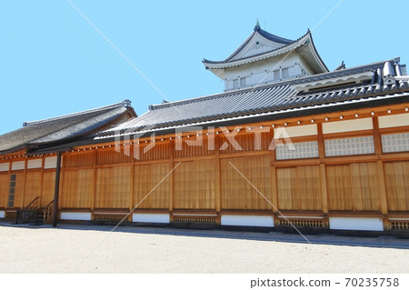 Honmaru Palace and small castle tower 70235758