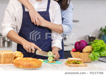 asian man and woman in kitchen, asian man and woman in kitchen, 70237396