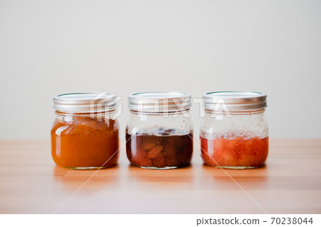 3種類型的手工果醬。李子,草莓,無花果。 3種類型的手工果醬。李子,草莓,無花果。 70238044