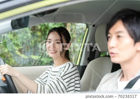 Men and women going out by car Men and women going out by car 70238317