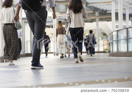 早上上下班的女人的腳 早上上下班的女人的腳 70238659