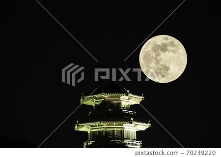 滿月之夜與古代瑪利奇城堡照明的合成照片 滿月之夜與古代瑪利奇城堡照明的合成照片 70239220