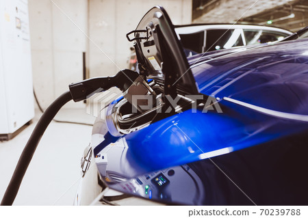 EV charging EV sideways 70239788