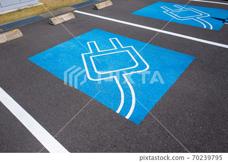 Parking space with charging station for electric vehicles Parking space with charging station for electric vehicles 70239795