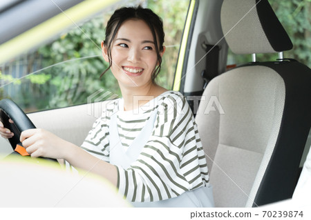 Men and women going out by car Men and women going out by car 70239874