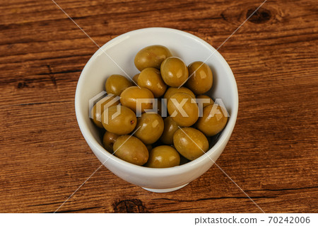 Green pickled olives in the bowl 70242006