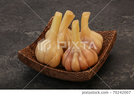 Marinated garlic in the bowl 70242007