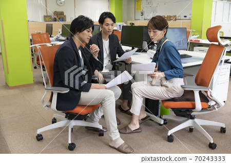 Employees who meet and coordinate at the office 70243333