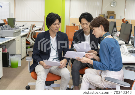 Employees who meet and coordinate at the office Employees who meet and coordinate at the office 70243343