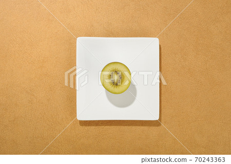 Kiwi fruit	 70243363