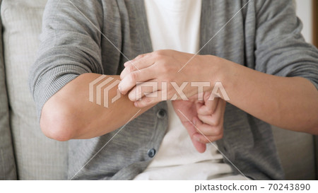 抓他的胳膊的年輕人 70243890